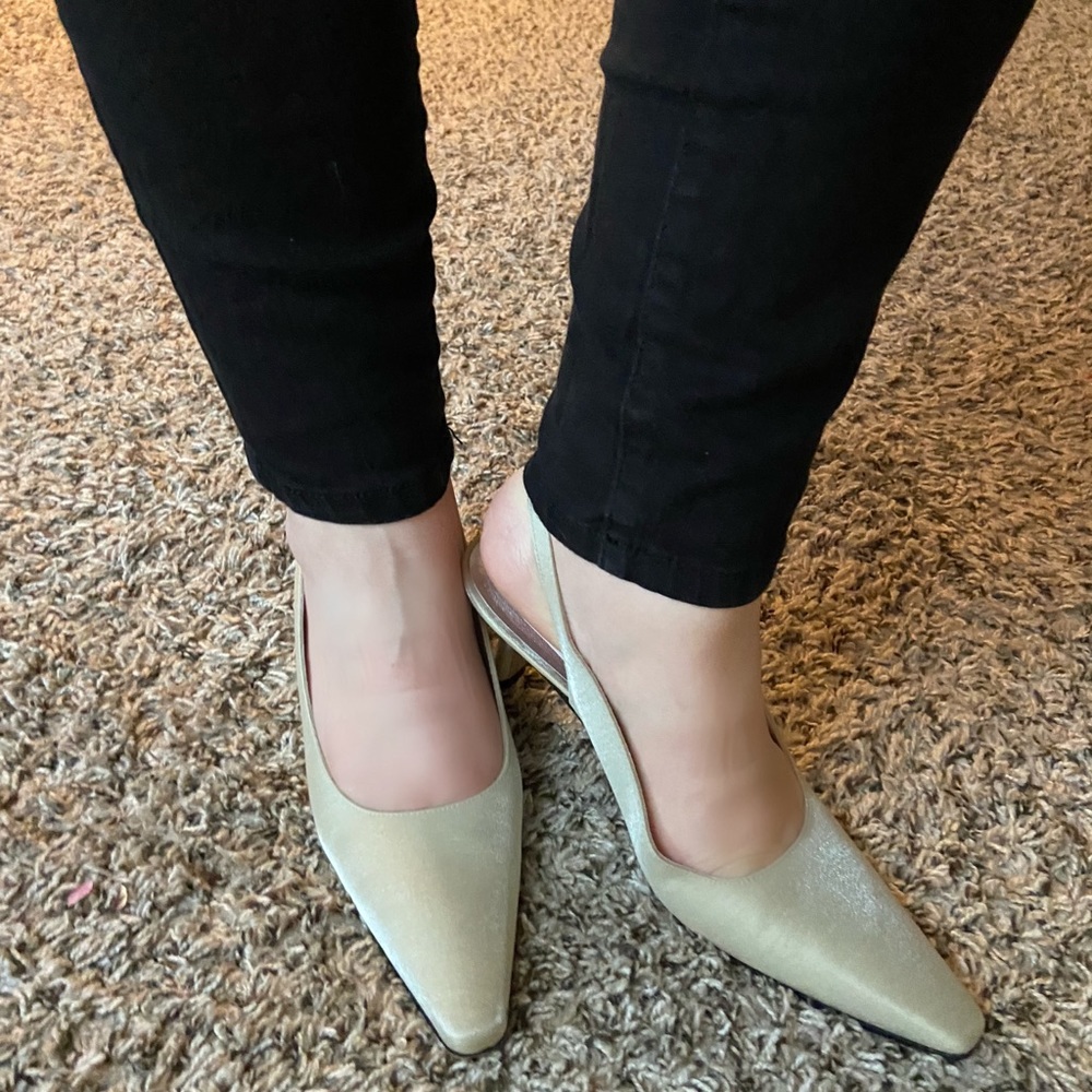 💯 Stuart Weitzman kitten heel